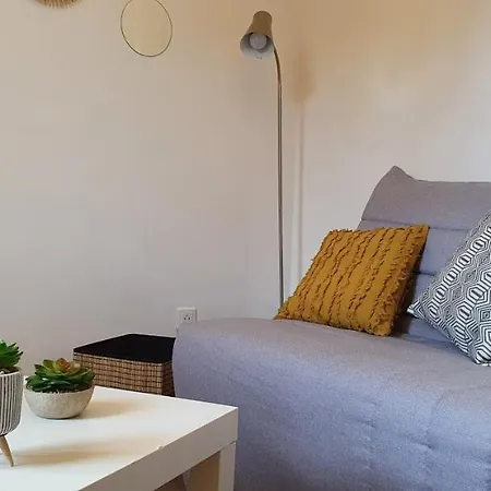 Et A 2 Pas De La Cite *