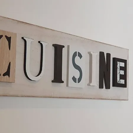 Et A 2 Pas De La Cite *