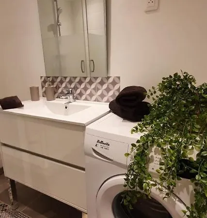 Et A 2 Pas De La Cite