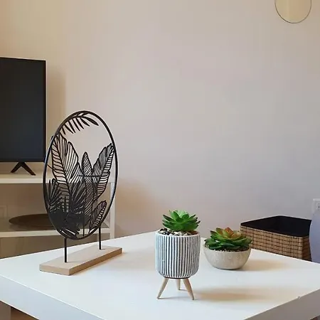 Et A 2 Pas De La Cite *