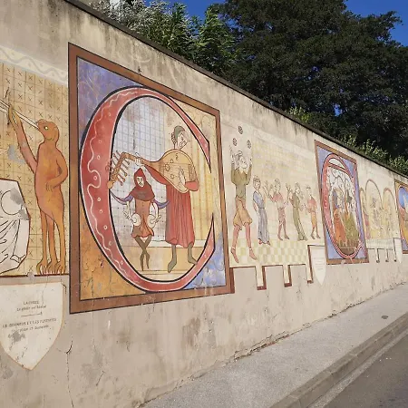 Et A 2 Pas De La Cite